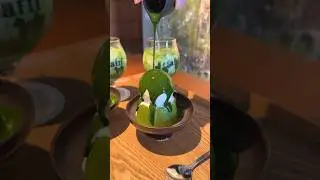 濃厚な抹茶ソースを回しがけるプリンアフォガードが絶品