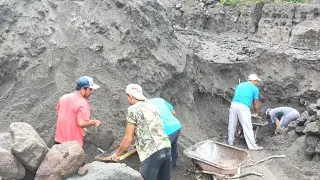 All the miners sift only black sand because there is a lot of sand in stock.