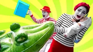 Spaß mit Puppen - Die Clownin passt auf das Baby auf - Spielzeug Video für Kinder mit Baby Born
