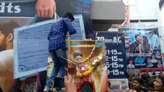 DJ AlluArjun fans hungama At hyd, Megha theatre