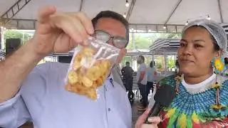 Artesã indígena apresenta produtos medicinais durante feira em Palmeira dos Índios