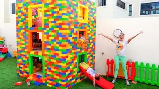 Vlad y Niki juegan con bloques de juguete de colores y construyen una casa de tres niveles