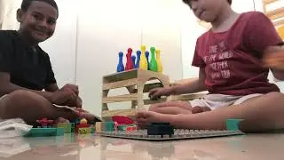￼ Fazendo brincadeiras na cl&iacute;nica de brinquedo