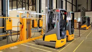 Lithium-ion heftrucks opladen zonder piekbelasting bij CEVA Logistics.