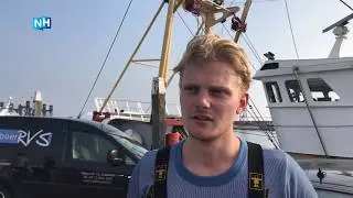Trotse redders Wieringer visserman terug in haven Den Oever: 