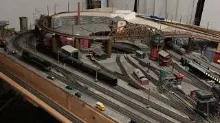 MODELLEISENBAHN M&Auml;RKLIN DIGITAL ANLAGE H0 UNTERE EBENE, OBERE EBENE GLEICHSTROM ANALOG H0. 4 Z&Uuml;GE 