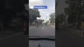 Terekam jelas, hampir menabrak Muatan Truk yg terbang #klaten #hatihatidijalan #safetydriving #road