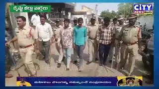 మచిలీపట్నంలో మందుబాబుల వీరంగం – నడిరోడ్డుపై నడిపించుకుంటూ స్టేషన్‌కు తరలించిన పోలీసులు #news