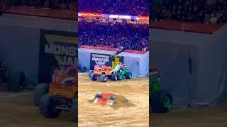 EL TORO LOCO vs. GRAVE DIGGER!!🤠😱2024 Monster Jam in Houston