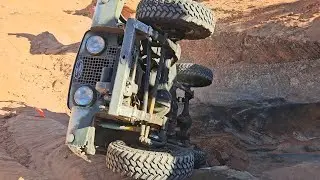 Классические внедорожники 4x4 на трассе Джона во время Зимнего фестиваля внедорожников 4x4 2026 г...