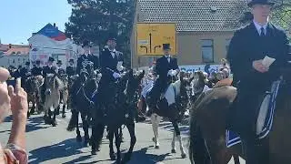 Osterreiten 2025 - Die Radiborer Prozession auf der Friedensbrücke in Bautzen