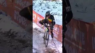It&rsquo;s not supposed to look like that 🙈 Thibau Nys comes down hard and breaks his handlebars 😬