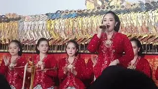 Suara Merdu Sinden Gemoy Sinden Deska Nembang Klasikan dalam Pagelaran Wayang Kulit