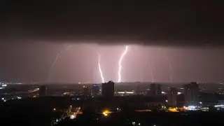 Na minha cidade em Palmares Paulista est&aacute; chovendo e eu fiquei mostrando para a chuva ☂️