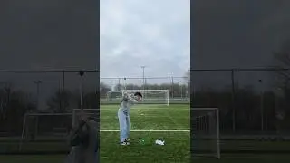 Hoeveel ballen zou jij er over doen? #challenge #golf #dutch #football #golfshots #trickshots