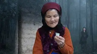 Пожилая женщина ищет свою дочь, пропавшую 30 лет назад.