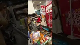 Isroilda Uzbek duppisi bilan ishlaydigan Kassa xodimj
