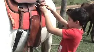 Equipando o cavalo para um passeio com Vitor Peron