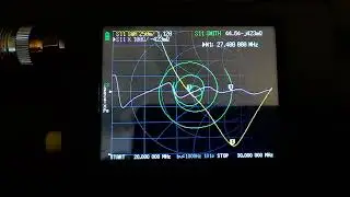Резонанс антенны 5/8 27 МГц на двух анализаторах NanoVNA-H и AA-330M. Разница очевидна