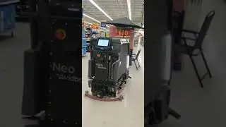 Walmart self cleaning bot #walmart #cleaning #robot #amazing #shopping  #subscribe