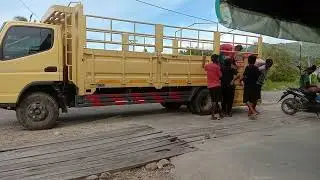 Truck bongkar muatan belanjan.#colddiesel #truck #terbaru2023