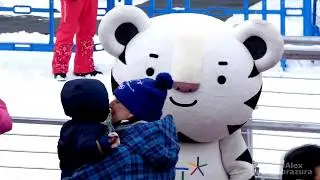 Олимпийский талисман Soohorang приветствует зрителей во время соревнований. PyeongChang 2018