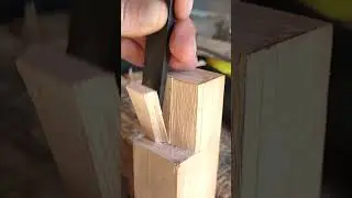 Splitting a half lap joint with a chisel. this saves so much work! #lifehacks #woodcraft