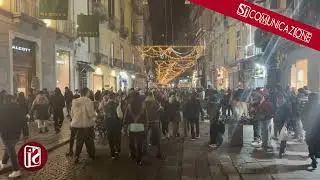 NAPOLI, CADONO CALCINACCI SULLA FOLLA IN VIA TOLEDO: FERITE IN MODO LIEVE DUE TURISTE