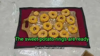 Kuih keria keledek oren disalut gula Melaka (Orange sweet potato rings, coated with Malacca sugar)