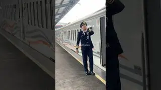 Kondektur meniup peluit tanda kereta api siap berangkat #keretaapi #masinis