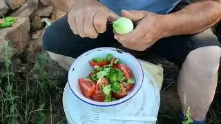 Me voy a deleitar la primera ensalá del huerto