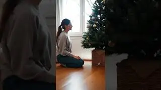 🤣The real Cat Totally Freaks out by Christmas Tree Surprise #catlover #funnycats #christmas