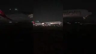Boeing-777 Night Landing |Emirates |#shorts #viral #shortvideo #airport #aviation #emirates #dubai