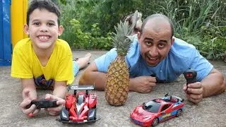 LUCAS E PAPAI BRINCAM COM SUPER CARRINHO DE CONTROLE REMOTO