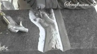Grabstein Naturstein Granit &bull; Michelangelo-Motiv &bdquo;Die Ber&uuml;hrung&ldquo; &bull; Serafinum.de