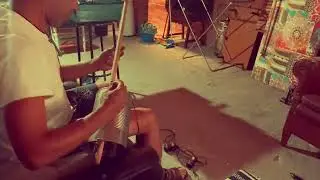 Instrumentos musicales caseros-Diddley Bow con lata y palo de fregona