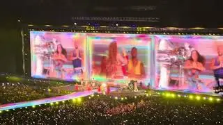 Shakira en Lima cantando Waka Waka (Las Mujeres Ya No Lloran World Tour) 