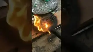 The boy made jade from beer bottles and gave it to his girlfriend #shorts #ytshorts #botella #joya