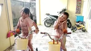 Si Kembar main sepedah