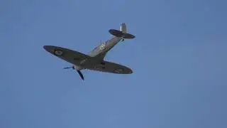 Spitfire WW2 aircraft display  Battle of Britain  Duxford Air show 17sep21 136p KLB