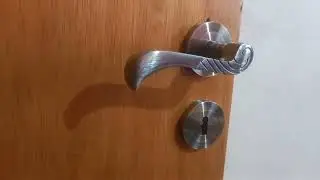 Cum schimbam m&acirc;nerele și broasca la o ușă de interior.