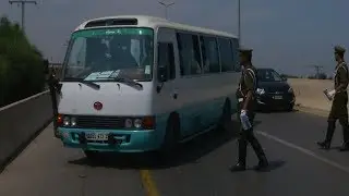 شاهدوا .. ماذا فعل هذا الدركي مع صاحب حافلة كان ينقل مجموعة من الأطفال؟!
