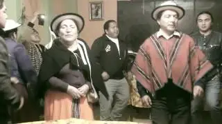 Julio C. Mayancela en junducucho haciendo bailar