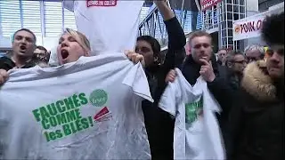 Farmers give Macron rough ride at trade fair