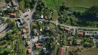 Drohnenvideo von einem gem&uuml;tlichen Haus, Burg Stargard