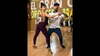 Adrián y Anita bailan Te Sigo Esperando