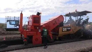 Непрерывная укладка асфальта с применением прицепного валкообразоваетля от АО 