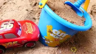 Vid&eacute;o de voiture McQueen. Construction d'une ville de sable. Jeux pour enfants