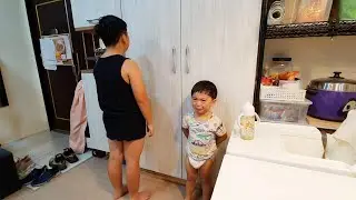 兄弟倆沙發打翻奶茶，竟不扶起來，沙發全濕被罰站哭著反省｜咚2y9m9d 桐9y6m