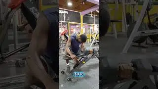 Curl poignet &agrave; un bras avec halt&egrave;re et prise du dessous #shorts #motivation #gains#sports #coaching